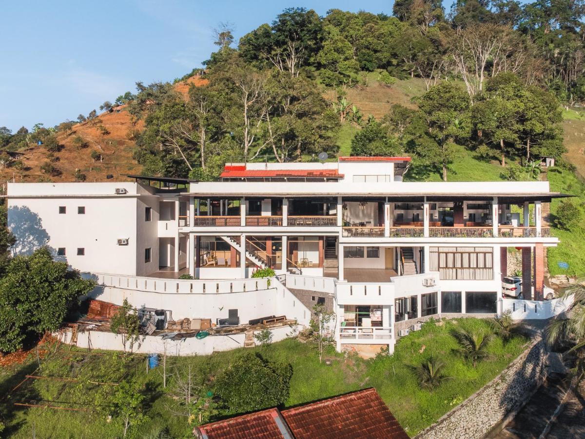 Ellin Forest Karaoke & Pool Resort Bukit Tinggi Bentong Exterior photo