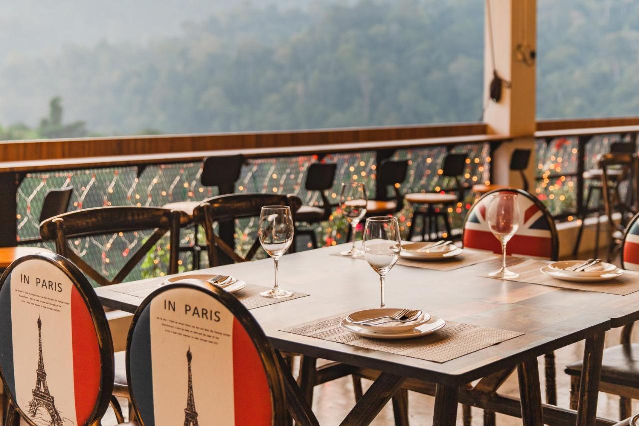 Ellin Forest Karaoke & Pool Resort Bukit Tinggi Bentong Exterior photo