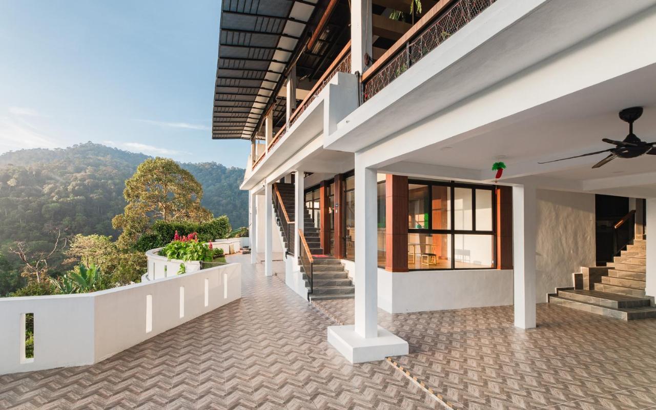 Ellin Forest Karaoke & Pool Resort Bukit Tinggi Bentong Exterior photo